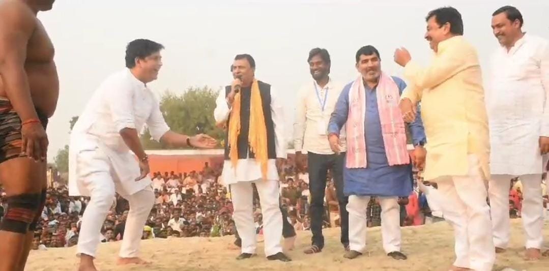 गोरखपुर सांसद रवि किसान के ललकारने पर कुशीनगर सांसद विजय दुबे मैदान में उतर खेली कुश्ती