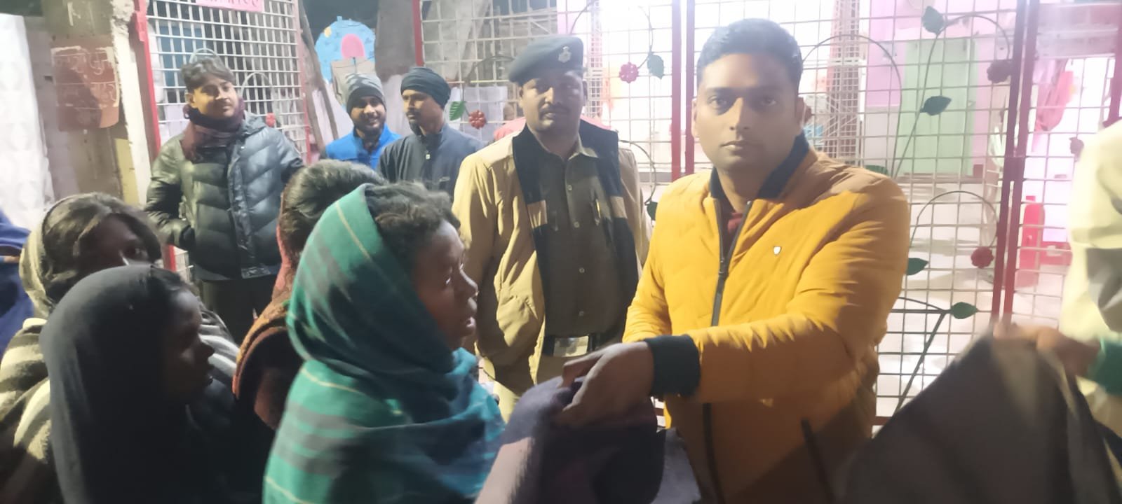 शीतलहर के बढ़ते कहर से बचाने के लिए डीएम ने किया कंबल वितरण,