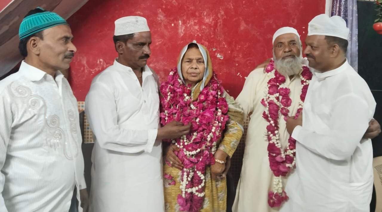 आज़मीन हज की रवानगी शुरू। घरों में जश्न का माहौल।
