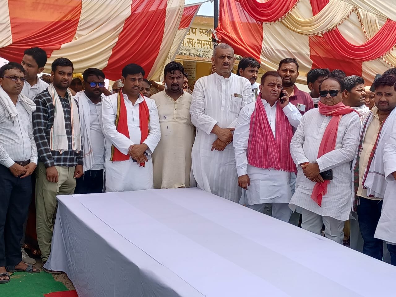 आर्यनगर विधायक अमिताभ बाजपेई ने पार्थिव शरीर को श्रद्धांजलि दी।