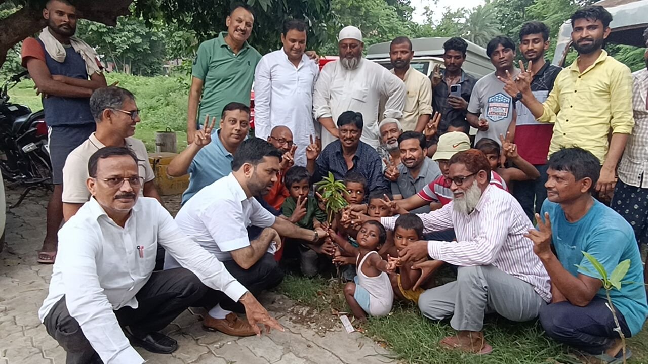 इंडियन ह्यूमन राइट्स ऑर्गेनाइजेशन ने “एक पेड़ मां के नाम” कार्यक्रम के तहत लगाया पौधा।