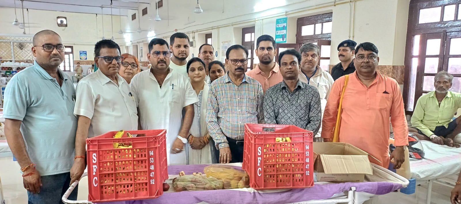 समृद्धि जन कल्याण सेवा समिति ने जिला चिकित्सालय में फल व भोजन किया वितरण